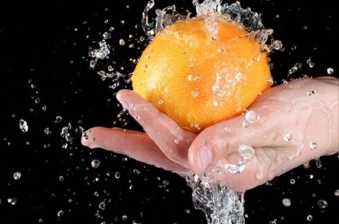 Obst waschen, um subkutane Parasiten zu verhindern