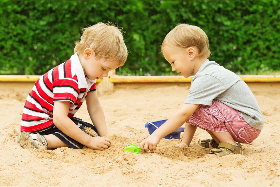 Kinder infizieren sich im Sandkasten mit Würmern